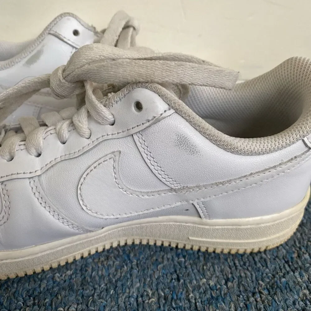 Nike women 7 Air Force one classic tie up sneakers white
